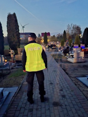 Policjanci czuwają nad bezpieczeństwem na cmentarzach