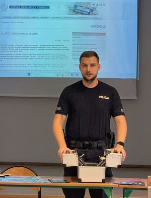 Policjant na spotkaniu z nauczycielami