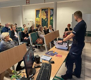 Policjant na spotkaniu z nauczycielami