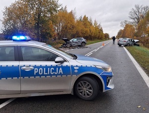 Policjanci pracują i  wyjaśniają okoliczności wypadku drogowego.