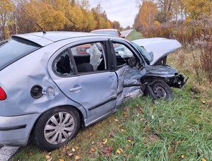 Policjanci pracują i wyjaśniają okoliczności wypadku drogowego.