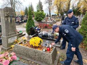 Kościerscy policjanci uczcili pamięć funkcjonariusza zmarłego 99 lat temu.