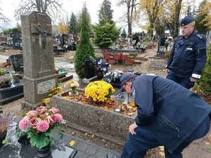 Kościerscy policjanci uczcili pamięć funkcjonariusza zmarłego 99 lat temu.