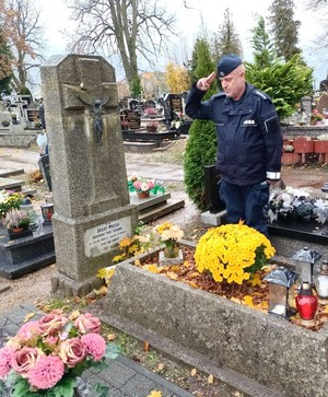 Kościerscy policjanci uczcili pamięć funkcjonariusza zmarłego 99 lat temu.