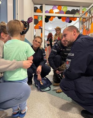 Dzień Dyni z policjantami w Szpitalu Dziecięcym Polanki.