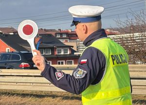 policjant z lizakiem do zatrzymywania pojazdów