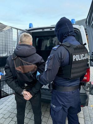 policjanci z zatrzymanymi za przywłaszczenie portfela