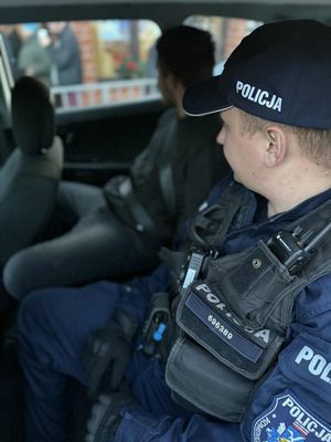 policjanci z zatrzymanymi za przywłaszczenie portfela