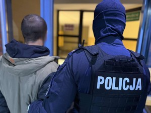 policjanci z zatrzymanymi za przywłaszczenie portfela