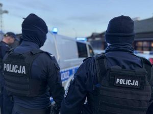 policjanci z zatrzymanymi za przywłaszczenie portfela