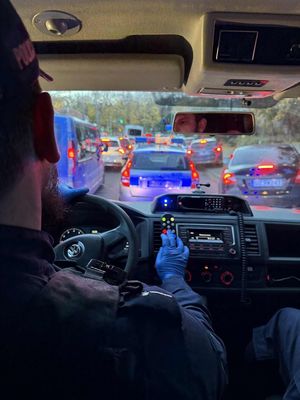 policjanci z zatrzymanymi za przywłaszczenie portfela