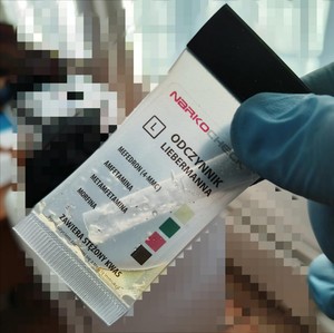 zabezpieczone narkotyki i tester narkotykowy