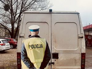 zdjęcie retro poglądowe policjanta przy busie