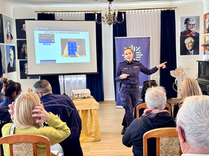 Policjanci rozmawiali z seniorami o bezpieczeństwie podczas debaty w Rumi