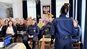 Policjanci rozmawiali z seniorami o bezpieczeństwie podczas debaty w Rumi