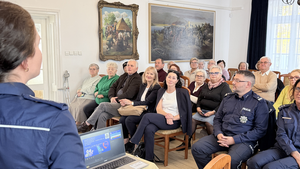 Policjanci rozmawiali z seniorami o bezpieczeństwie podczas debaty w Rumi