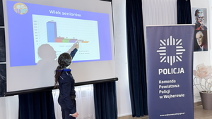 Policjanci rozmawiali z seniorami o bezpieczeństwie podczas debaty w Rumi