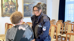 Policjanci rozmawiali z seniorami o bezpieczeństwie podczas debaty w Rumi