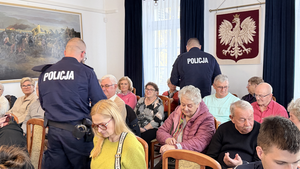 Policjanci rozmawiali z seniorami o bezpieczeństwie podczas debaty w Rumi