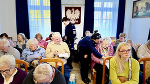 Policjanci rozmawiali z seniorami o bezpieczeństwie podczas debaty w Rumi