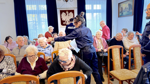 Policjanci rozmawiali z seniorami o bezpieczeństwie podczas debaty w Rumi
