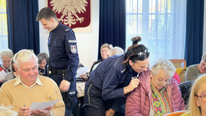 Policjanci rozmawiali z seniorami o bezpieczeństwie podczas debaty w Rumi