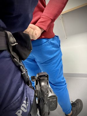 policjanci z zatrzymanymi