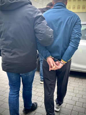 policjant z zatrzymanym