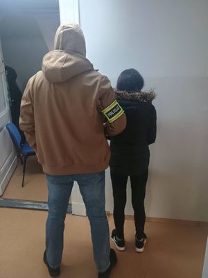 policjant z zatryzmaną