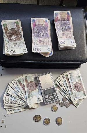 policjanci z zatrzymanymi i zabezpieczone narkotyki