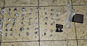 policjanci z zatrzymanymi i zabezpieczone narkotyki