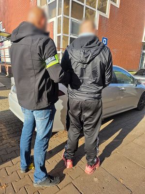 policjanci z zatrzymanymi i zabezpieczone narkotyki