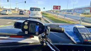 policjanci podczas kontroli drogowych