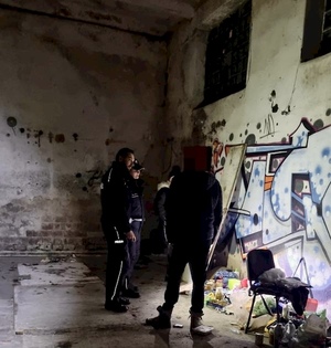 policjanci podczas kontroli miejsc osób bezdomnych