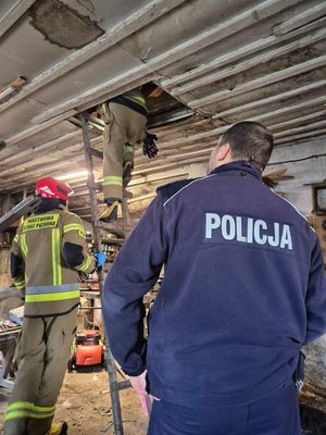 policjanci wspólnie ze strażakami podczas interwencji ze starszym mężczyzną