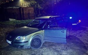 Zatrzymany 45-latek był poszukiwany, miał narkotyki, a także kierował pod wpływem środków odurzających i pomimo sądowego zakazu.