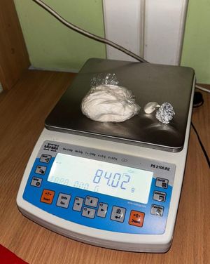 Zatrzymany 45-latek był poszukiwany, miał narkotyki, a także kierował pod wpływem środków odurzających i pomimo sądowego zakazu.