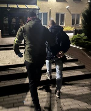 Zatrzymany 45-latek był poszukiwany, miał narkotyki, a także kierował pod wpływem środków odurzających i pomimo sądowego zakazu.