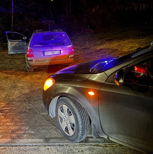 Zatrzymany 45-latek był poszukiwany, miał narkotyki, a także kierował pod wpływem środków odurzających i pomimo sądowego zakazu.