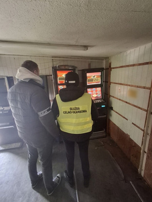 Policjanci i celnicy po raz kolejny zabezpieczyli nielegalne automaty do gier hazardowych.