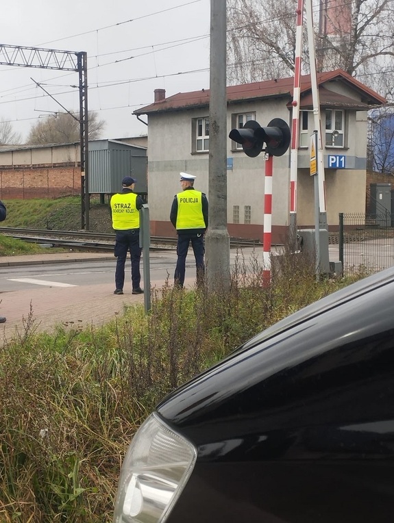 policjanci podczas akcji "nie ryzykuj życia na torach"