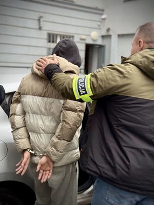 zatrzymana kobieta z policjantami