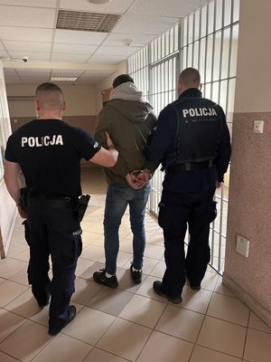 policjanci z zatrzymanym