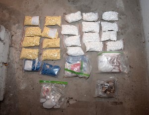 policjanci z zatrzymanym i zabezpieczone narkotyki