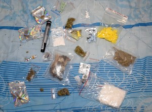 policjanci z zatrzymanym i zabezpieczone narkotyki