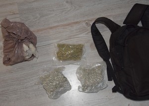 policjanci z zatrzymanym i zabezpieczone narkotyki