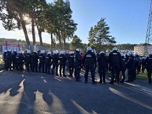 policjanci podczas zabezpieczenia meczu