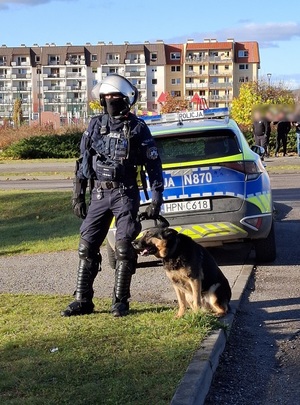 policjanci podczas zabezpieczenia meczu