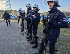 policjanci podczas zabezpieczenia meczu