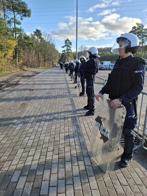 policjanci podczas zabezpieczenia meczu